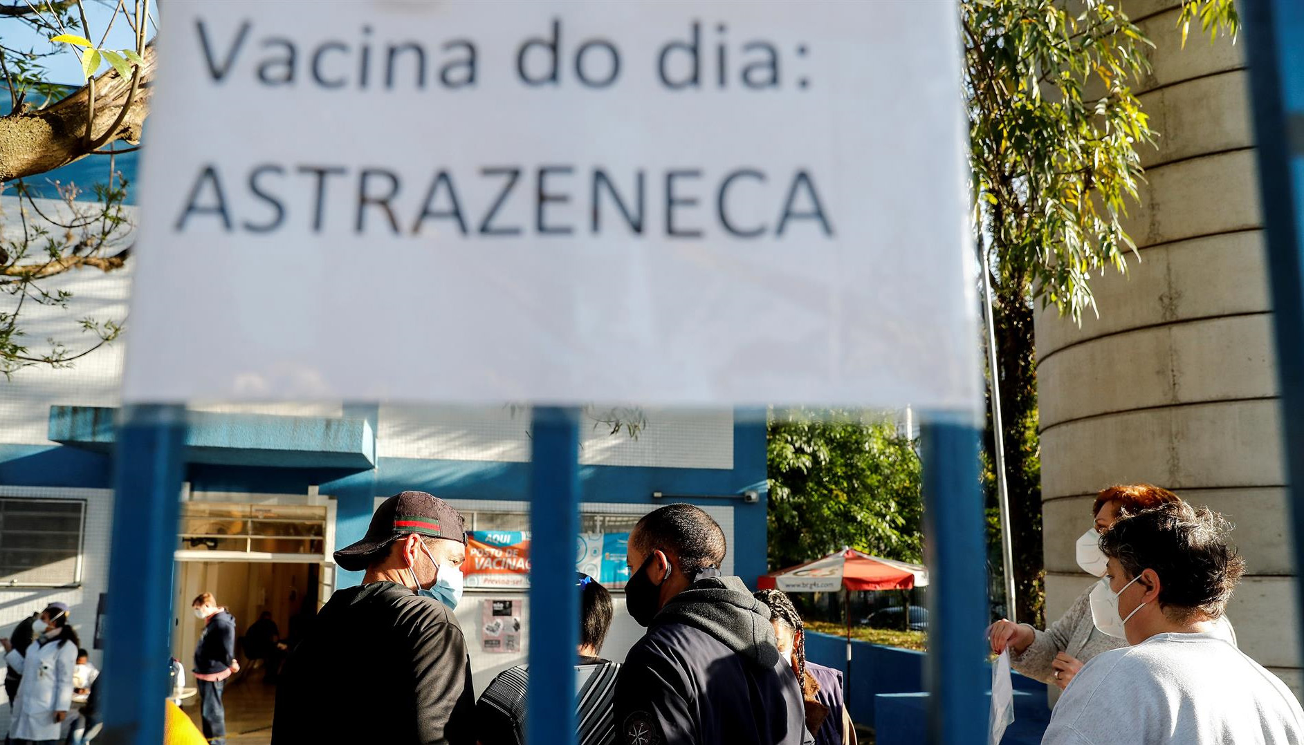 Brasileiros fazem fila para tomar vacina da AstraZeneca contra Covid em 2021. Farmacêutica diz que o motivo da remoção de seu produto em 2024 é que há outras vacinas mais atualizadas disponíveis e há baixa procura por seu imunizante, já fora de produção.