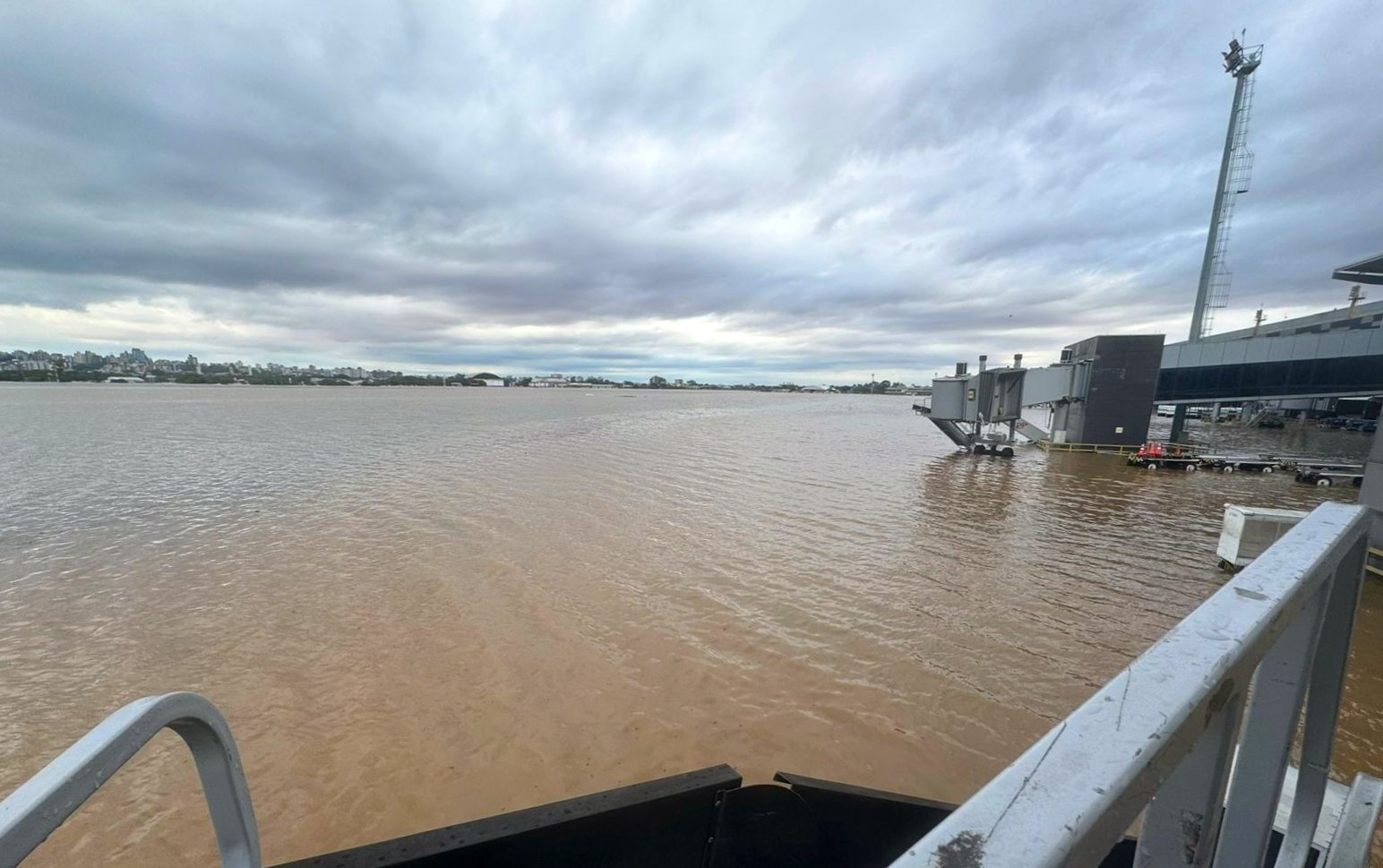 Água tomou todo o sistema de pátio e pistas do aeroporto Salgado Filho, em Porto Alegre (RS).