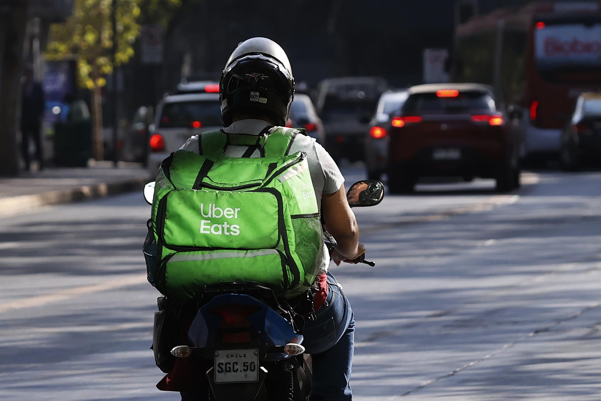 Trabalhador faz entrega do aplicativo Uber Eats em Santiago, no Chile, fevereiro de 2023.