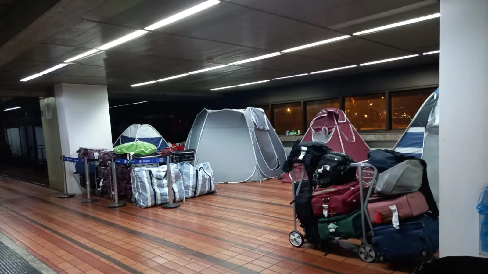 À espera de uma vaga em um abrigo, refugiados afegãos moram no aeroporto de Guarulhos