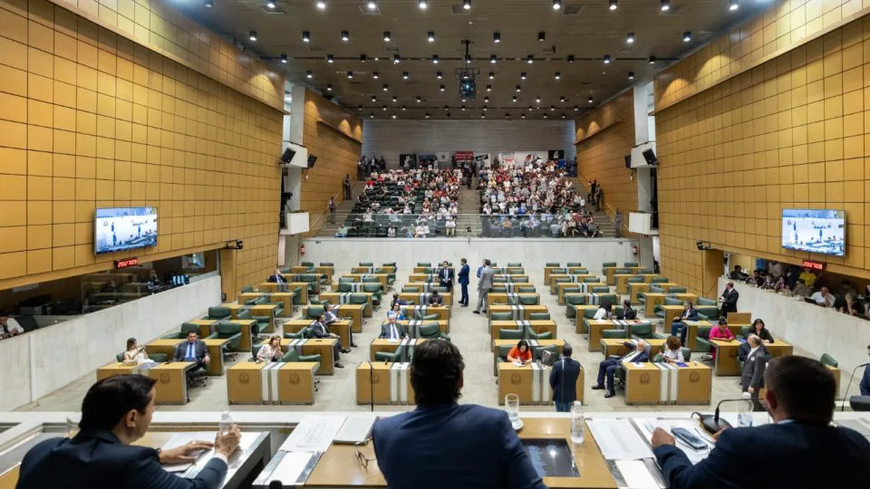 Deputados da Assembleia Legislativa de São Paulo (Alesp) podem aprovar nesta terça-feira (14) o projeto de lei complementar das escolas cívico-militares.