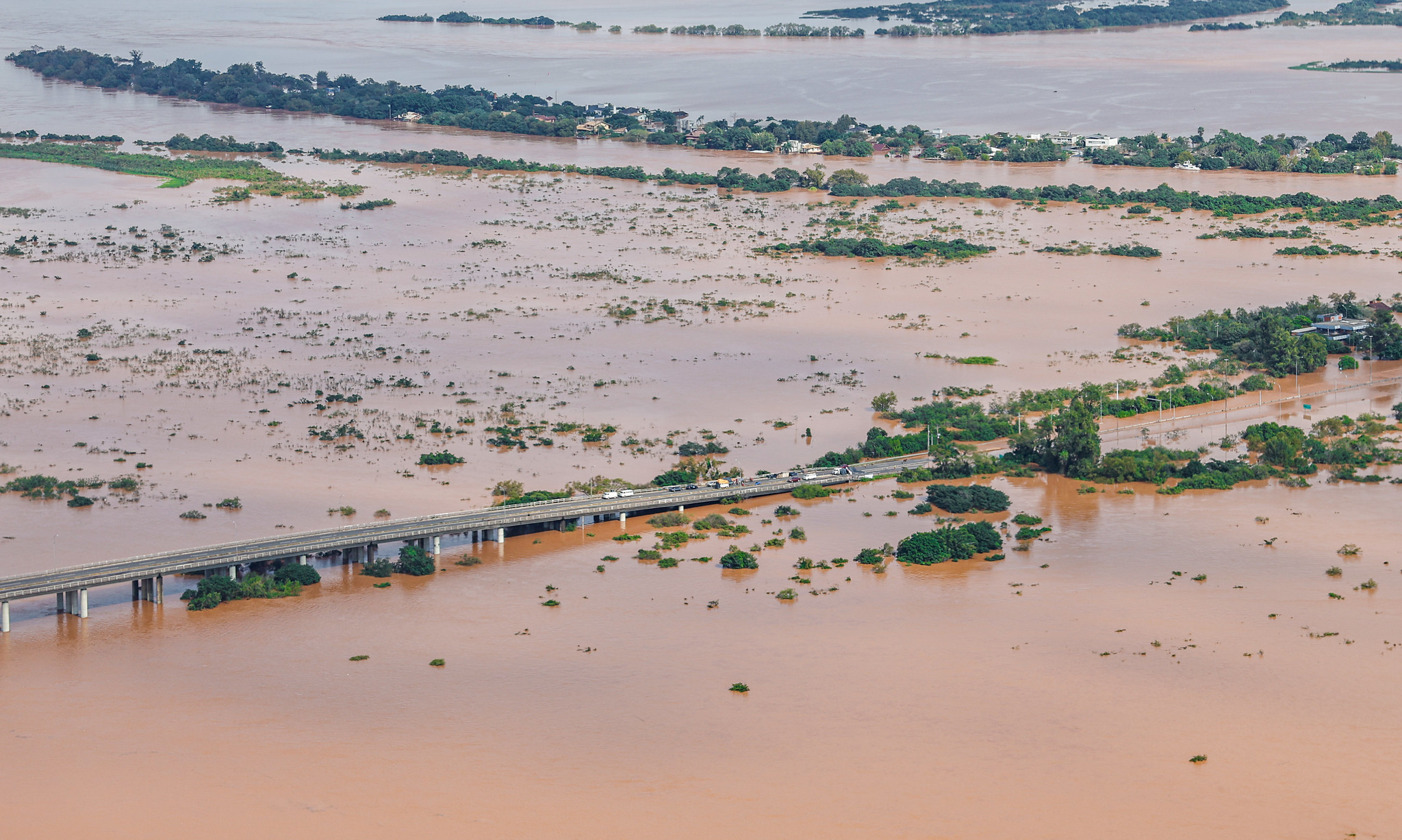 Rodovia atingida pela enchente no Rio Grande do Sul
