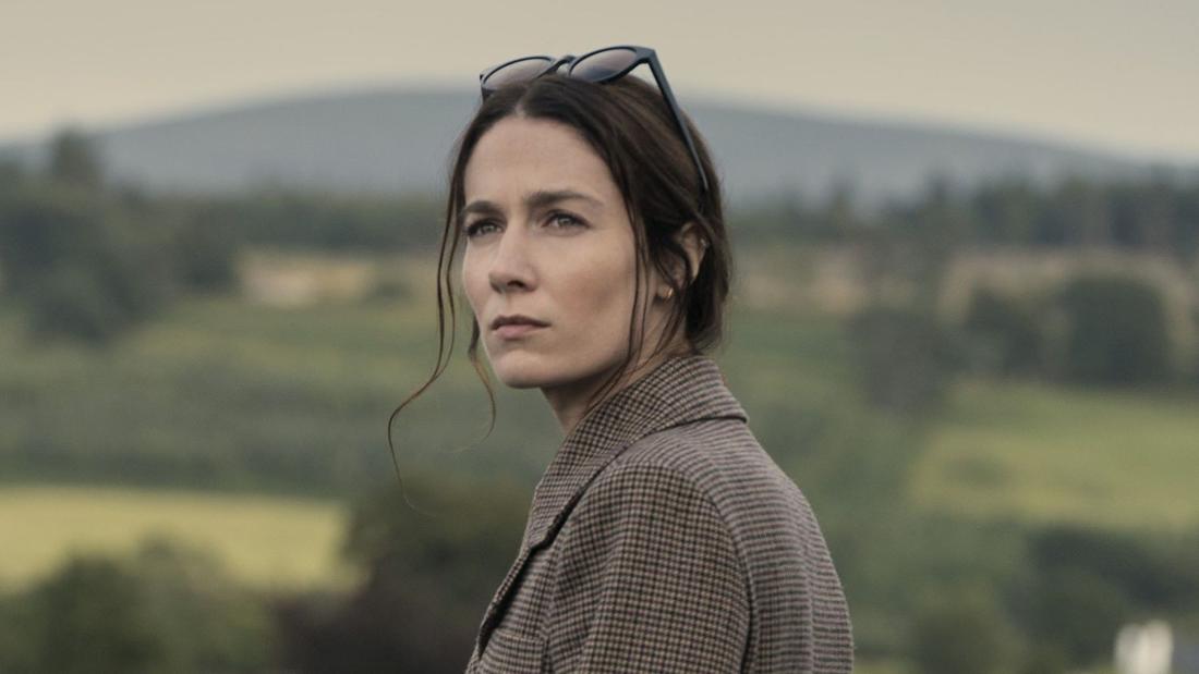 A atriz Siobhán Cullen vive uma jornalista investigativa na série &#8220;Bodkin&#8221;