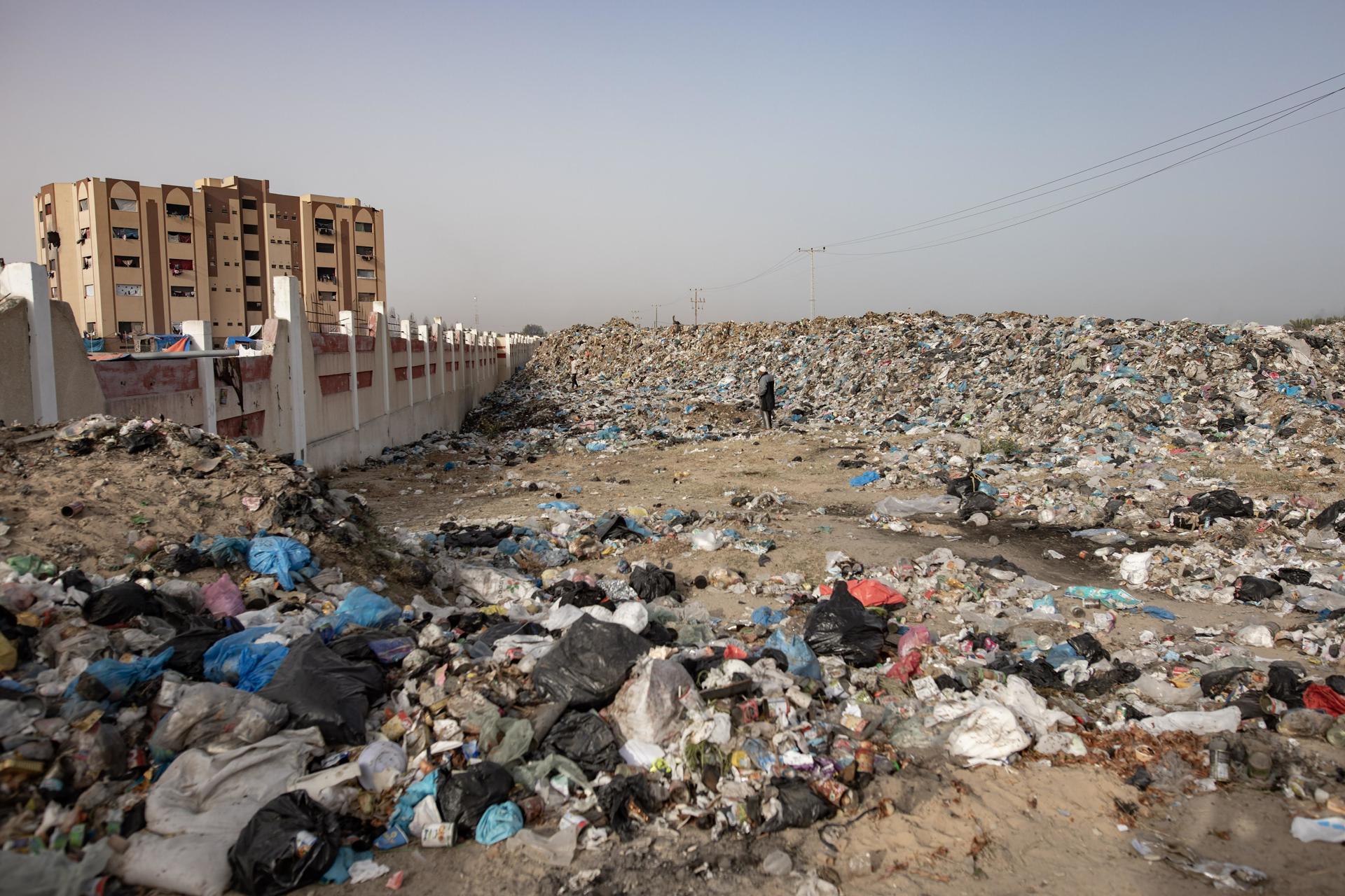 Além da destruição, moradores da Faixa de Gaza têm de conviver com o lixo acumulado