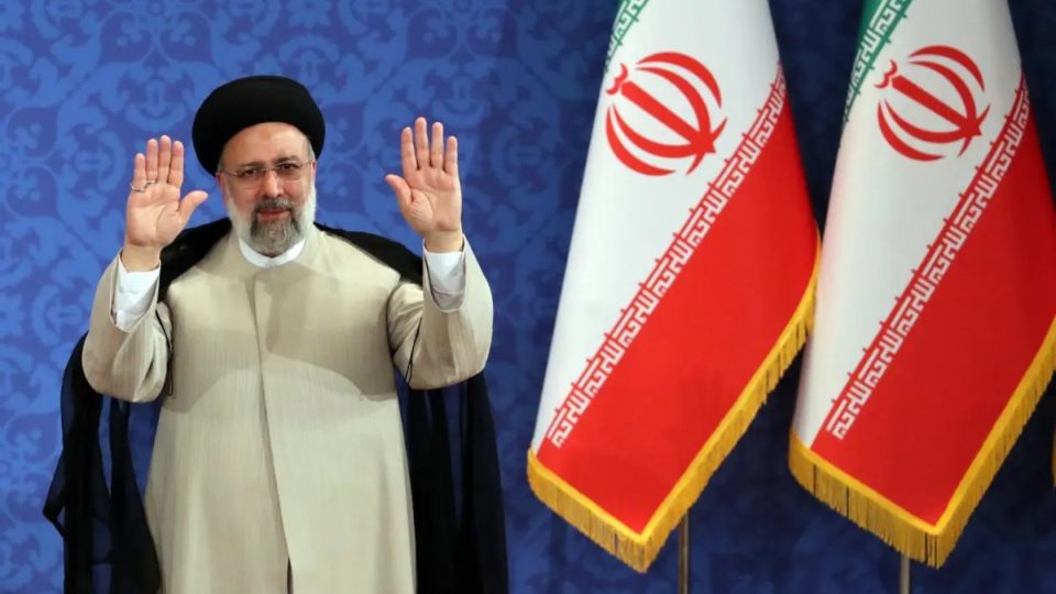 O presidente iraniano, Ebrahim Raisi, durante coletiva de imprensa em Teerã, Irã.