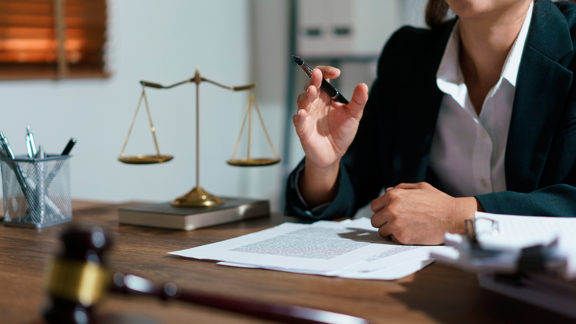 Estar em conformidade com as leis trabalhistas é essencial para garantir um ambiente de trabalho adequado, seguro e produtivo.