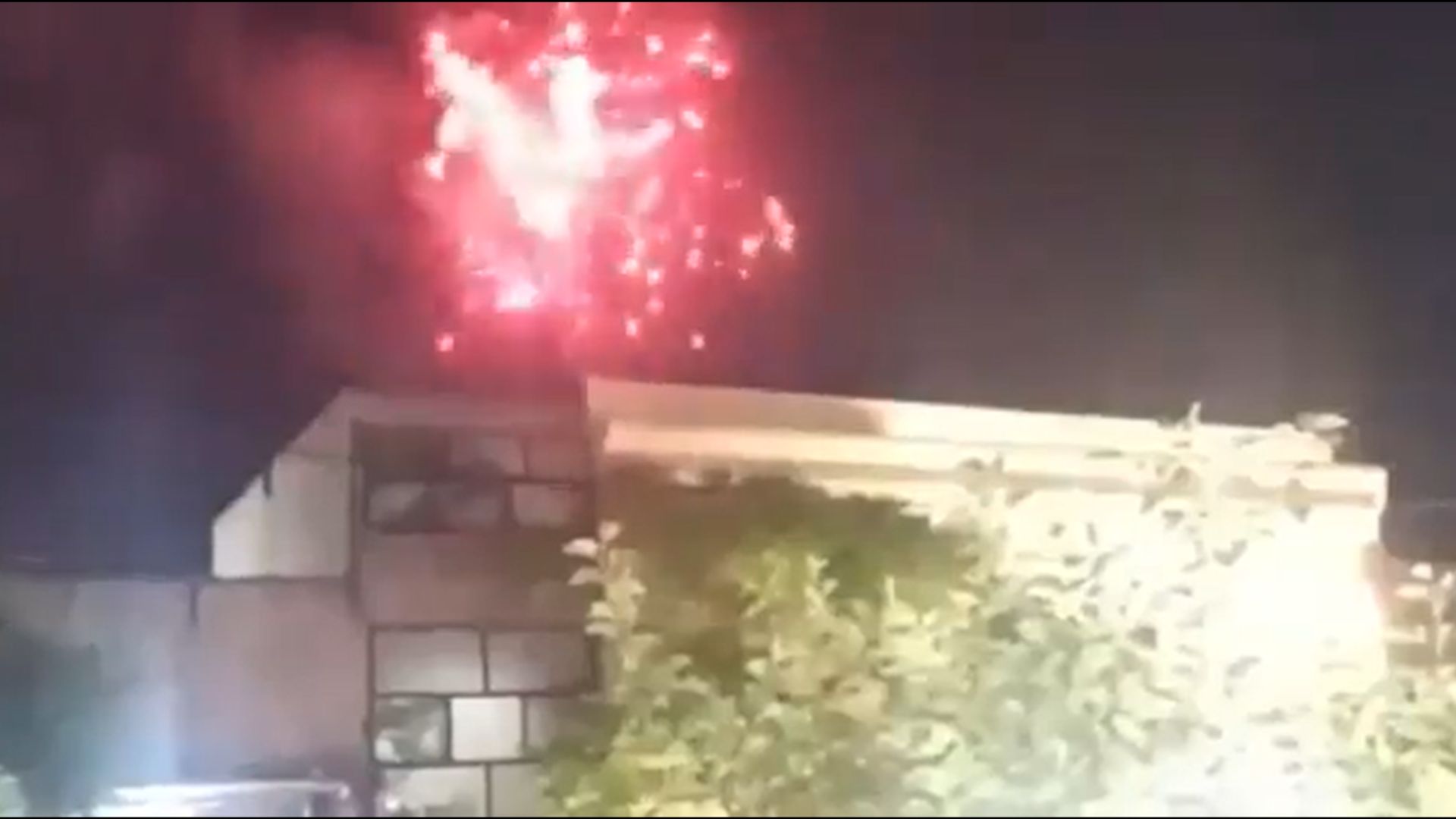 Iranianos soltam fogos de artifício para celebrar a morte do carniceiro de Teerã, Ebrahim Raisi.