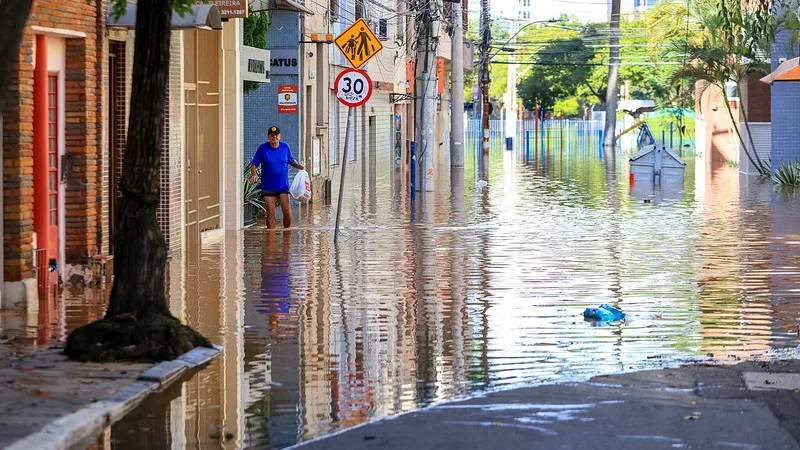 Saúde alerta: pessoas que tiveram contato com a enchente precisam ficar atentas aos sintomas de leptospirose