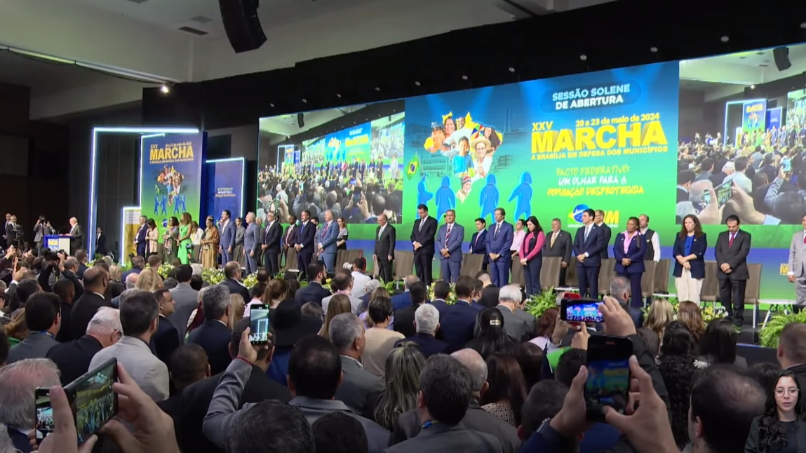 Lula reconhece que governo e Congresso transferiram responsabilidades aos municípios, mas que vem buscando soluções para as dívidas.