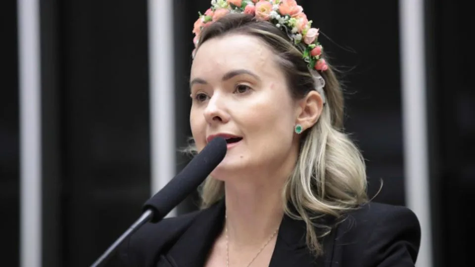 Deputada Júlia Zanatta em discurso no plenário da Câmara dos Deputados