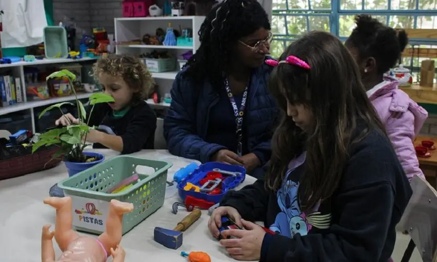Aulas nas escolas de Porto Alegre voltaram a ser suspensas devido às inundações.