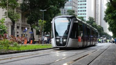 O governo do Paraná estuda implementar o VLT em Curitiba, projeto que já é realidade no Rio de Janeiro (RS).