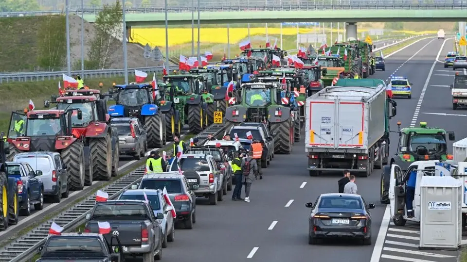 Produtores poloneses protestam contra a política do Green Deal da União Europeia, trancando uma rodovia na chegada a Varsóvia, no dia 25 de abril de 2024. EFE/EPA/MARCIN BIELECKI POLAND