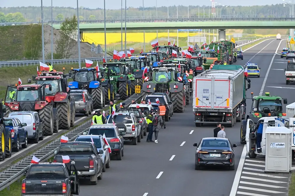 Produtores poloneses protestam contra a política do Green Deal da União Europeia, trancando uma rodovia na chegada a Varsóvia, no dia 25 de abril de 2024. EFE/EPA/MARCIN BIELECKI POLAND