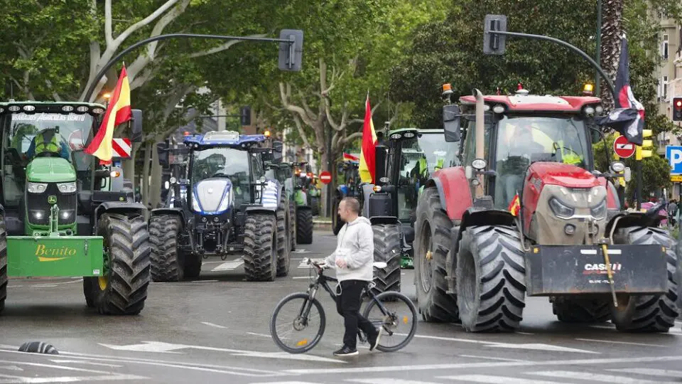 Tratores participam de protesto em Zaragoza, na Espanha, no fim de abril. EFE / Javier Cebollada