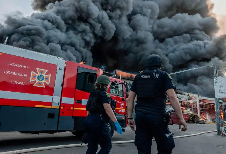 Bombeiros têm dificuldade para controlar o incêndio causado pelo ataque russo a um hipermercado na cidade ucraniana de Kharkiv.