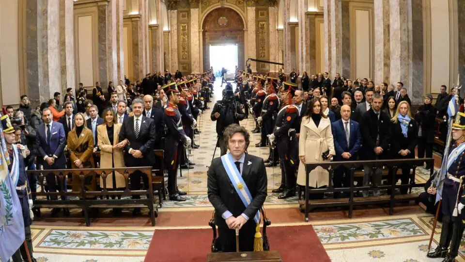 Milei e sua equipe na Cadetral de Buenos Aires, durante a missa conduzisa pelo arcebispo Jorge Ignacio García Cuerva.