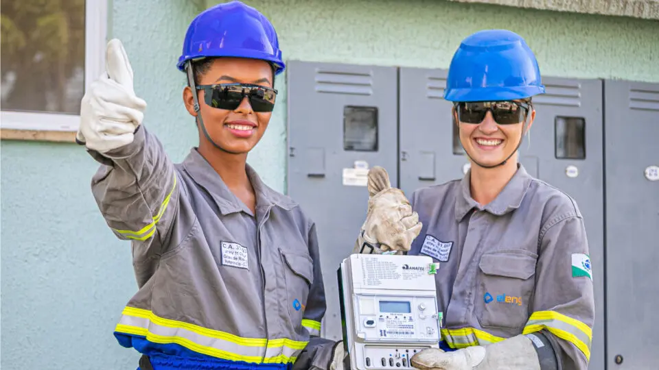 Com mais, maiores e modernas subestações e linhas, cresce a capacidade de fornecimento de energia e o próprio reforço de umas às outras. Na prática, se uma apresentar problema, outra poderá servir para evitar desligamento à população