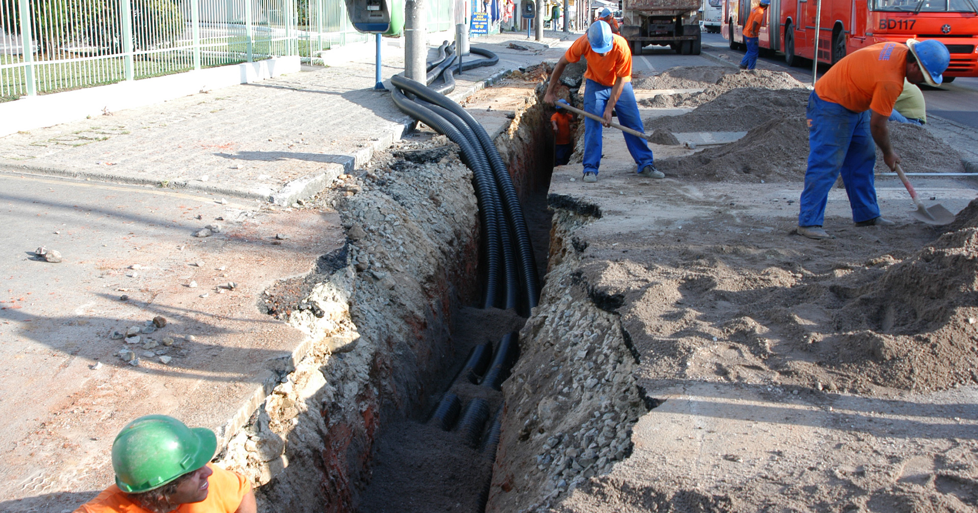 Os materiais utilizados na rede subterrânea são mais caros também devido ao revestimento dos cabos, que precisam ser impermeáveis e exigem equipes especializadas para a execução de manutenções