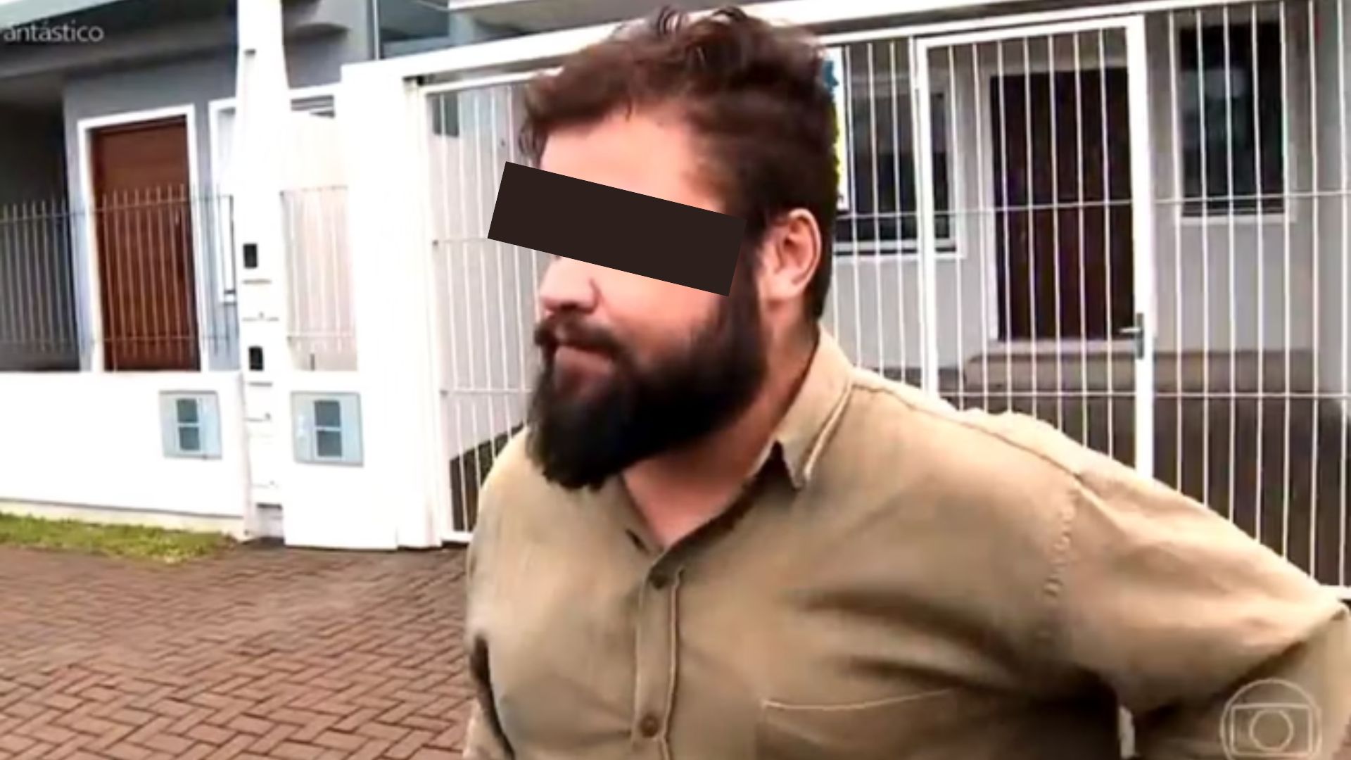 Este sujeito foi flagrado vendendo água doada, mas tenho que usar uma tarja preta para proteger a identidade dele.