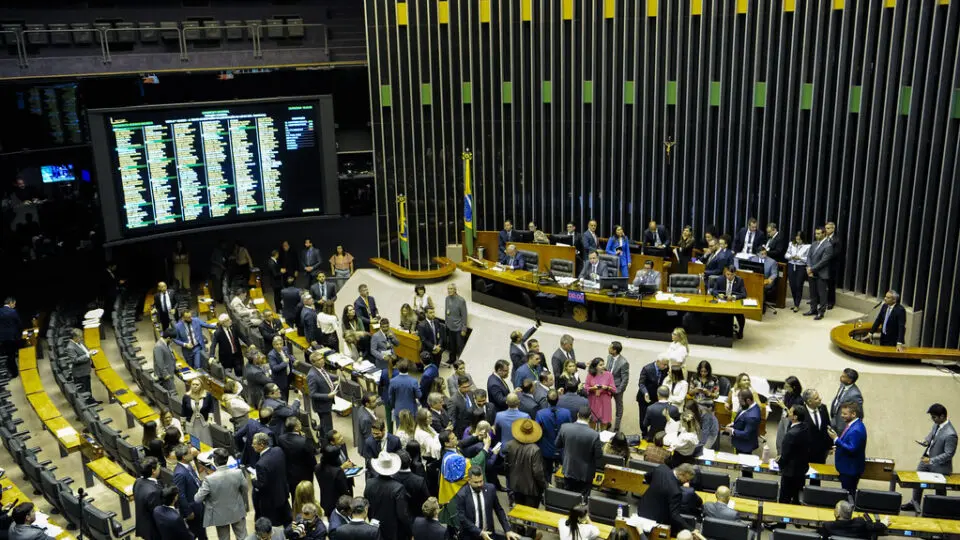Congresso derruba veto de Lula e restringe “saidinhas” de presos