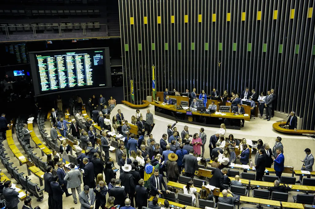 Congresso derruba veto de Lula e restringe “saidinhas” de presos