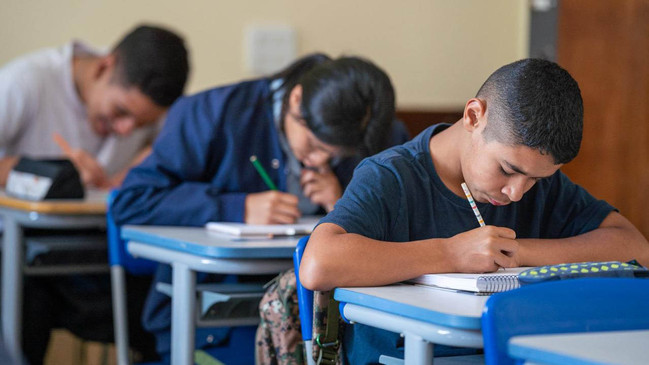 Projeto de gestão compatilhada com a iniciativa privada será objeto de consulta em 200 escolas em 110 cidades do Paraná.