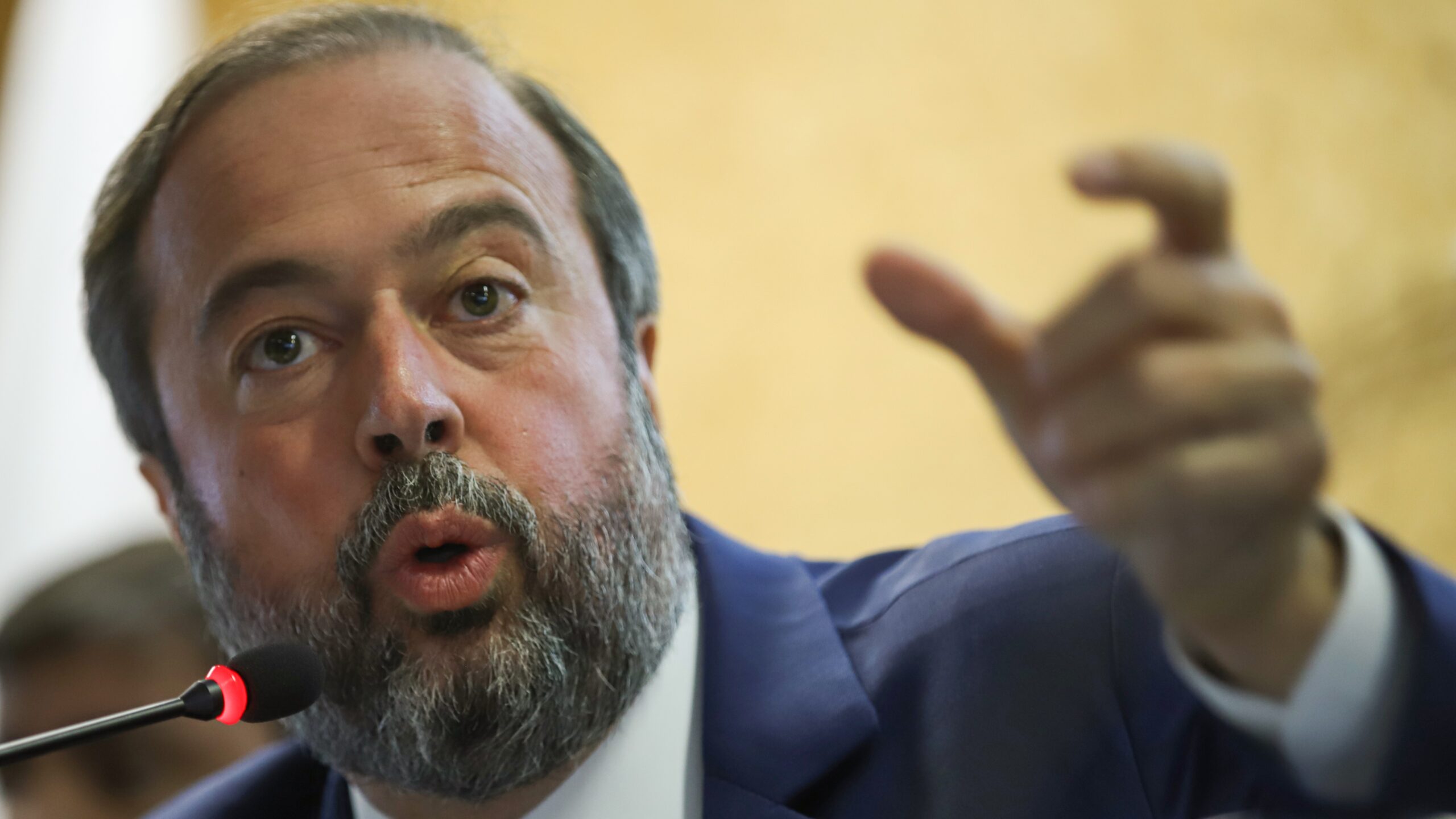 Silveira cobra agilidade da Aneel e ameaça intervir na agência