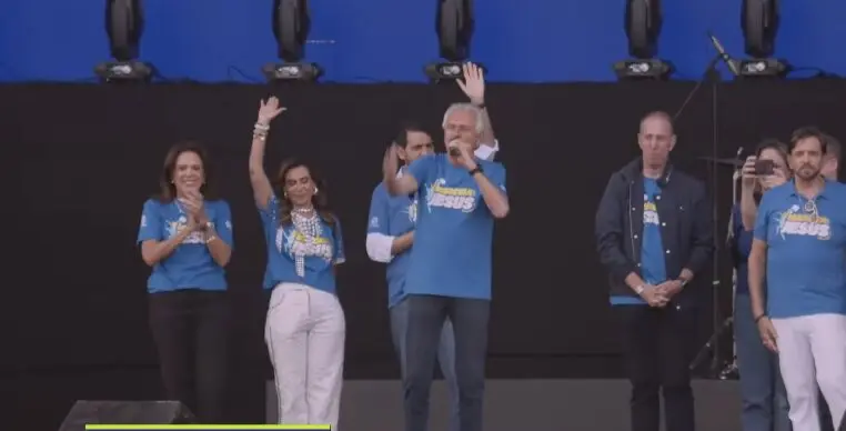 Pré-candidato a presidente, governador Ronaldo Caiado discursa na Marcha para Jesus, tendo, ao fundo, o advogado-geral da União do governo Lula, Jorge Messias