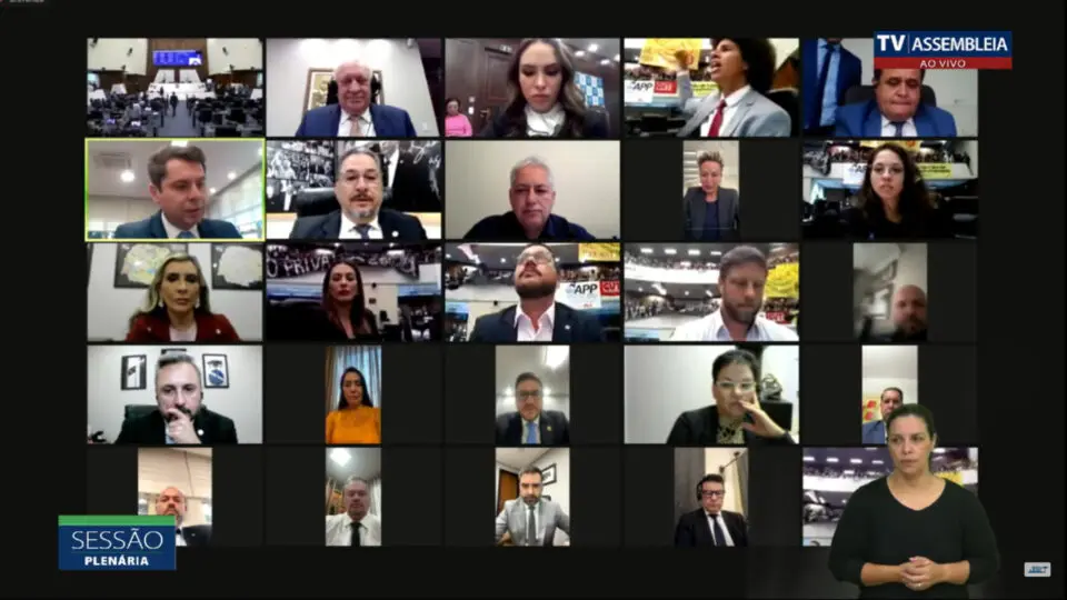 Parte dos deputados participaram da sessão de forma online.