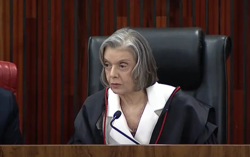 Cármen Lúcia critica “indústria da mentira” nas redes sociais ao tomar posse no TSE