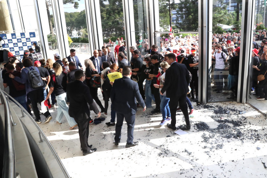 Manifestantes acamparam no plenário após invasão da Assembleia Legislativa do Paraná