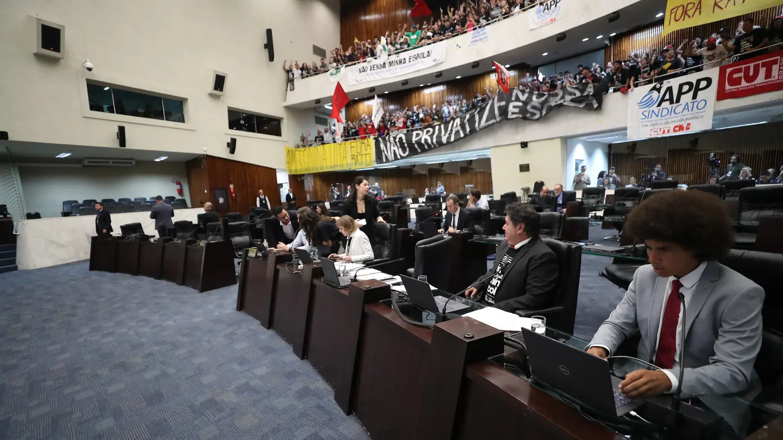 Votação do projeto de lei do Programa Parceiro na Escola foi feita de forma mista após a invasão do plenário da Alep por manifestantes.