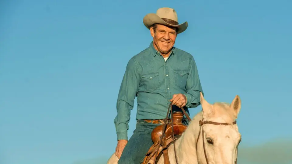 Em imagem oficial, o ator Dennis Quaid aparece caracterizado como Ronald Reagan