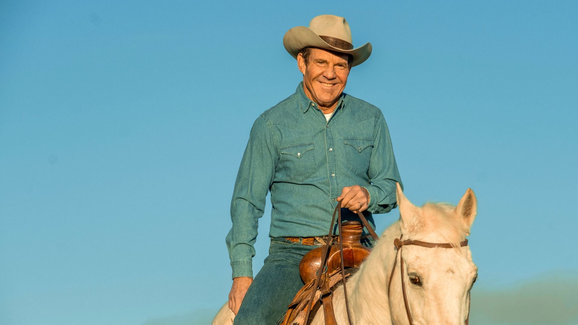 Em imagem oficial, o ator Dennis Quaid aparece caracterizado como Ronald Reagan