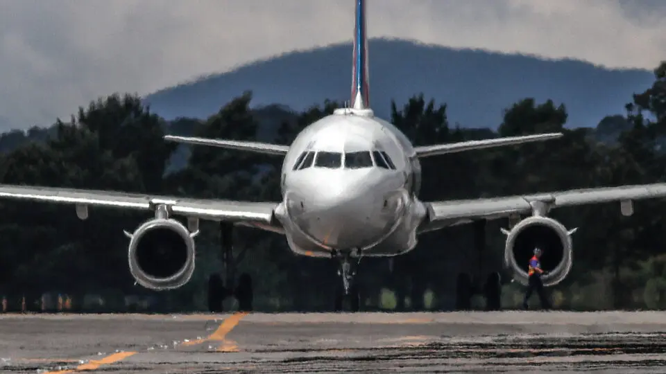 SAF: Viajar de avião vai ficar mais caro com combustível sustentável