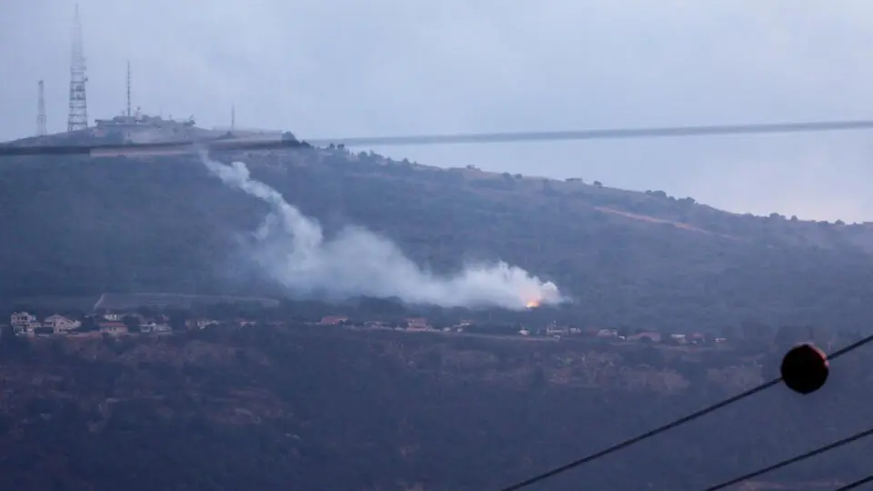 A fumaça sobe da área do Kibutz Manara devido a um foguete lançado do lado libanês da fronteira
