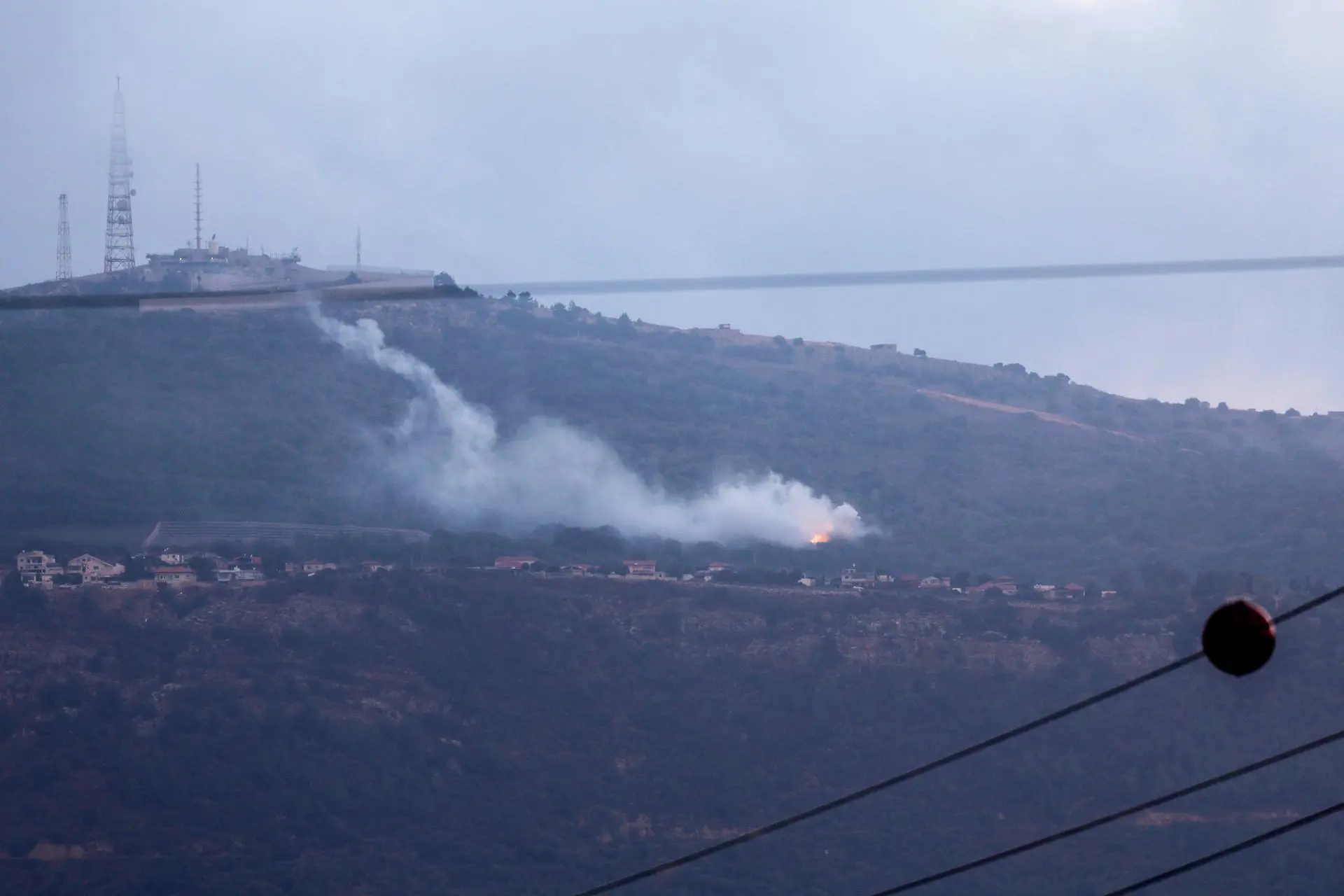 A fumaça sobe da área do Kibutz Manara devido a um foguete lançado do lado libanês da fronteira