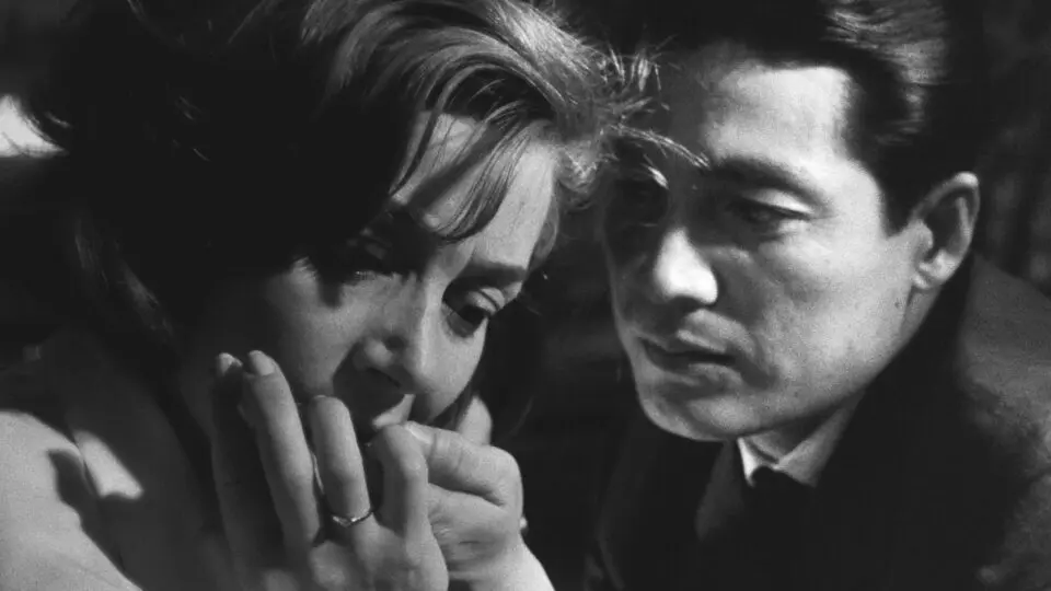 Uma atriz francesa (Emmanuelle Riva), e um arquiteto japonês (Eiji Okada