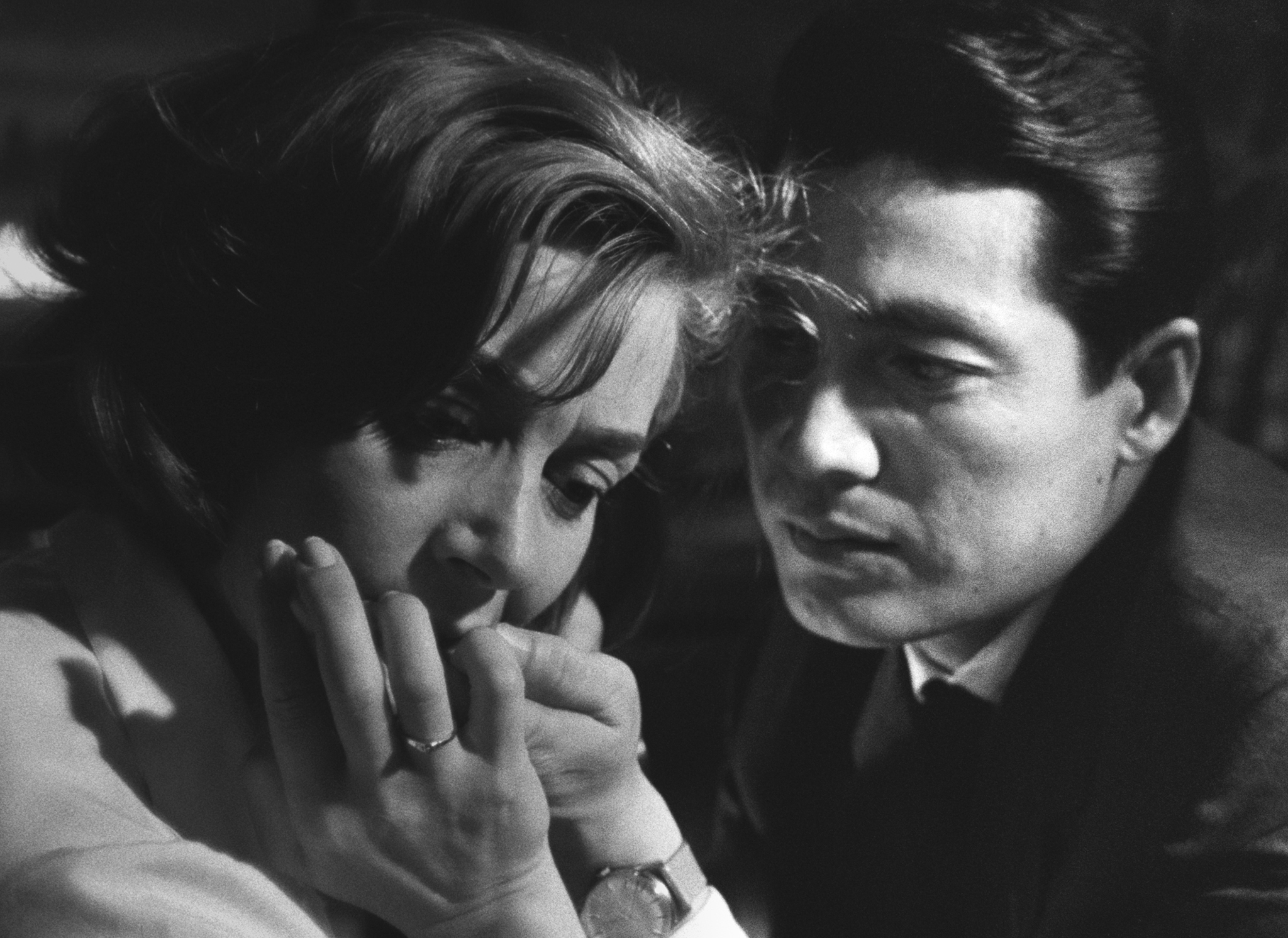 Emmanuelle Riva e Eiji Okada em cena de &#8220;Hiroshima, Meu Amor&#8221;.