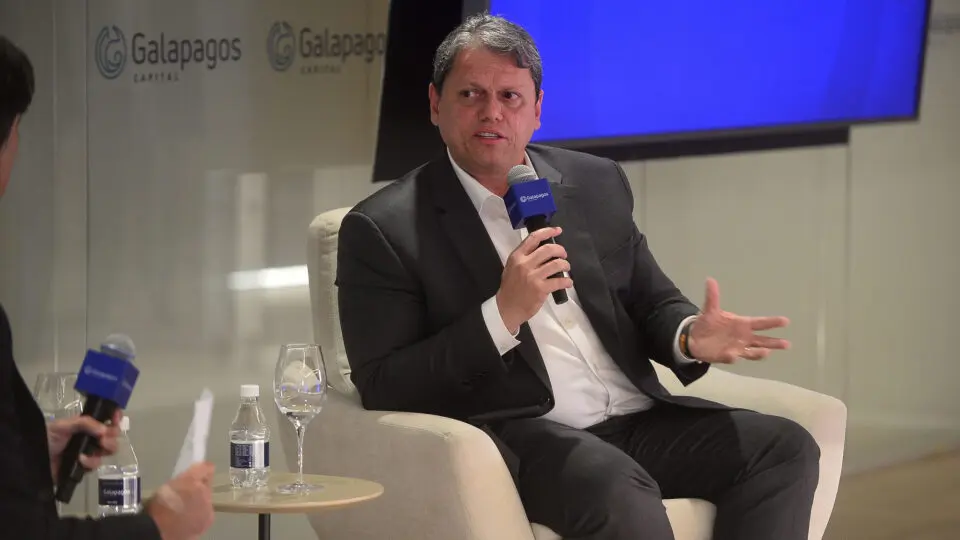 Em evento para buscar investidores, Tarcísio de Freitas (Republicanos) agradeceu ex-presidente Dilma Rousseff (PT) pelo tempo que trabalharam juntos.