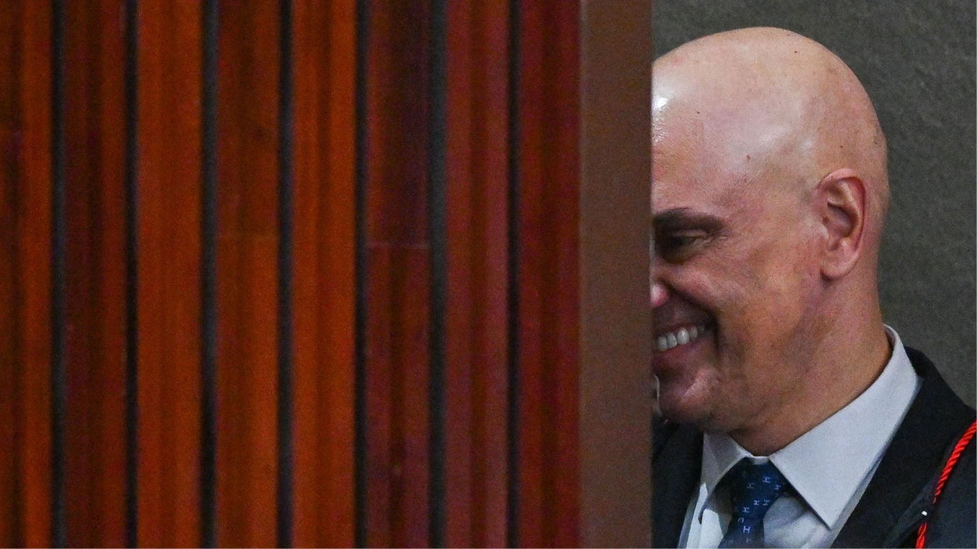 É isso aí, Alexandre! Vai pra cima dos golpistas! Defende mais a democracia que tá pouco!