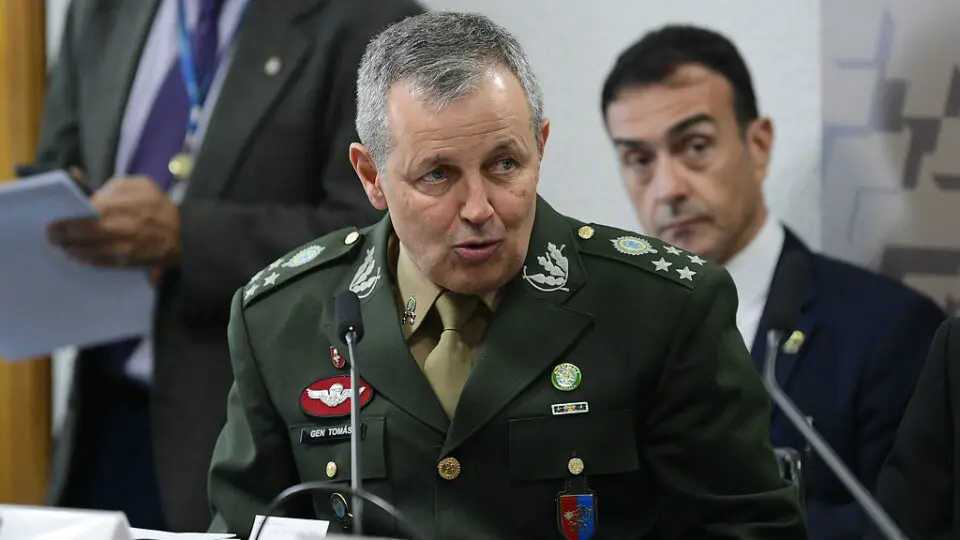 Comandante do Exército diz que “política está distante dos quartéis”