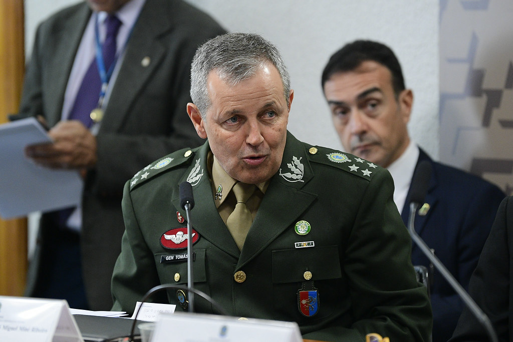 O comandante do Exército, general Tomás Paiva, afirmou que militar &#8220;não pode ter partido enquanto estiver vestindo a farda&#8221;.