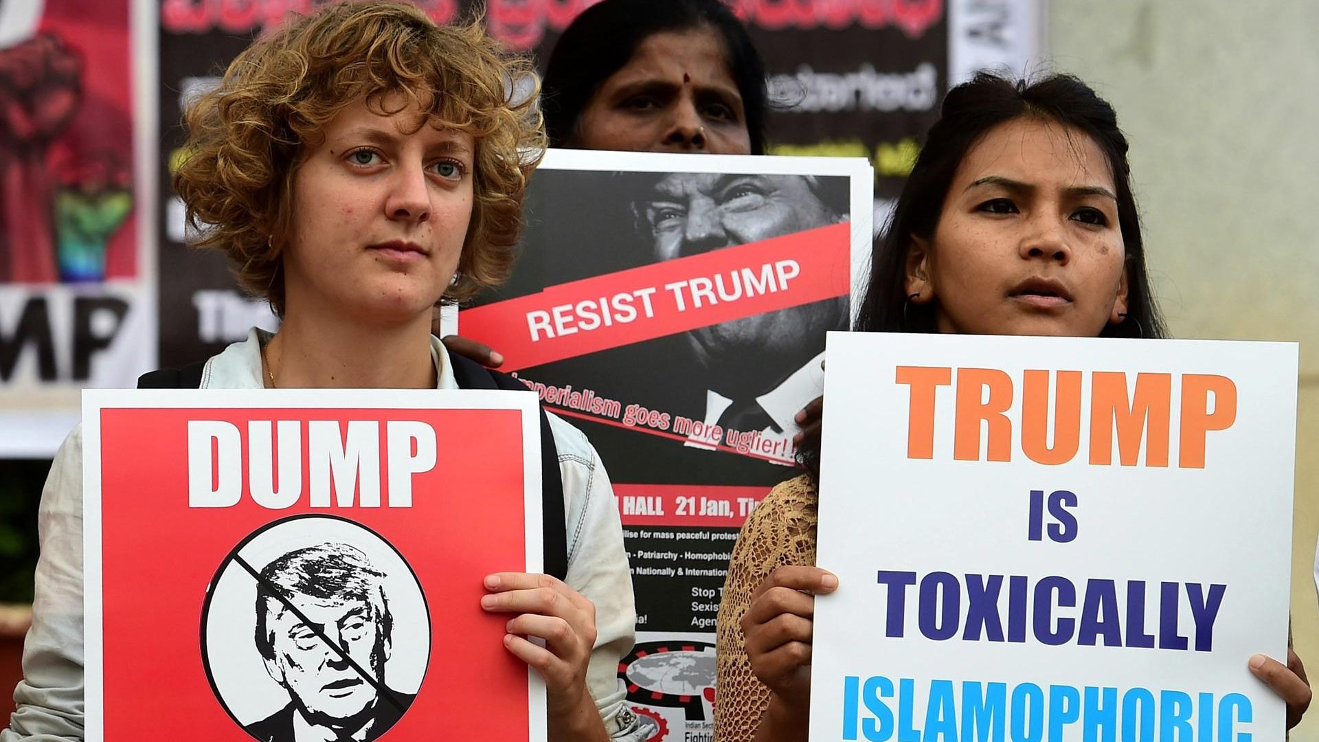 Ativistas socialistas em Bangalore, Índia, 21 de janeiro de 2017, protestam contra o então recém-empossado presidente dos EUA, Donald Trump.