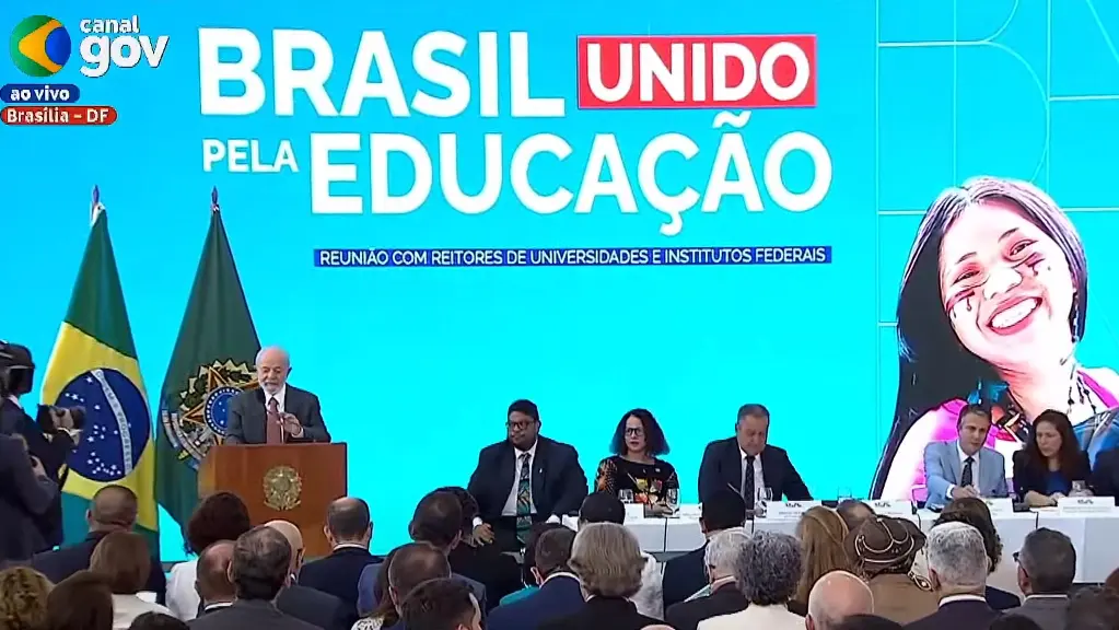Lula no anúncio para universidades