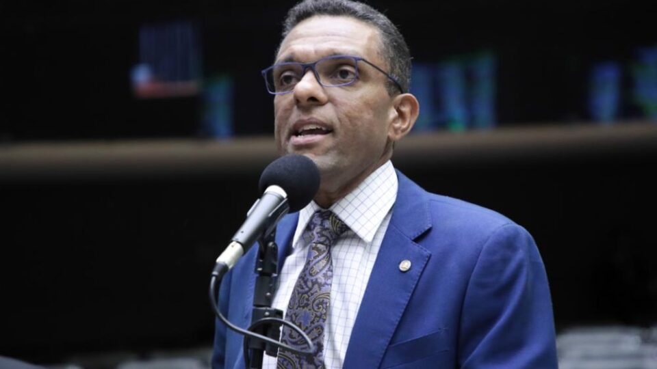 Otoni de Paula é pastor e radialista