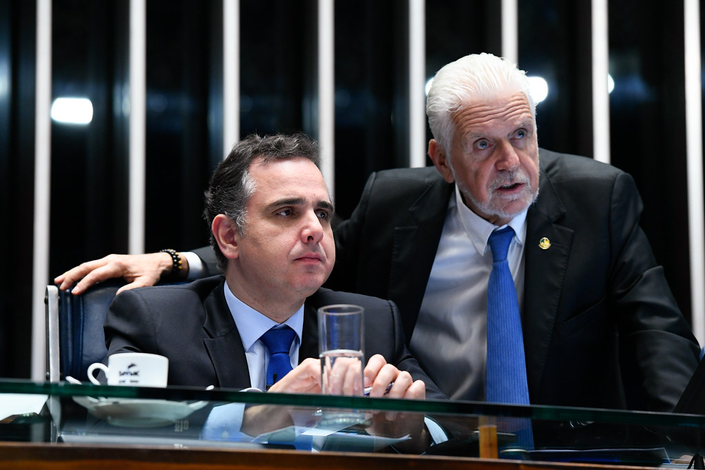 Pacheco ao lado do líder do governo no Senado, Jaques Wagner (PT-BA).