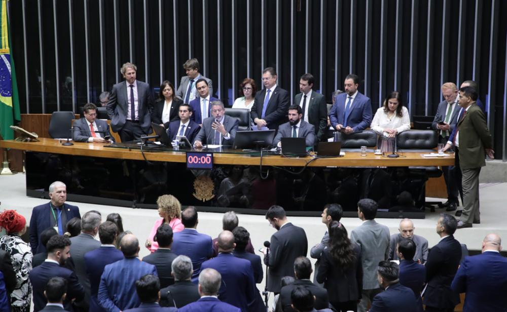 A Câmara dos Deputados concluiu a votação do projeto que institui o Mover e a &#8220;taxa das blusinhas&#8221;.