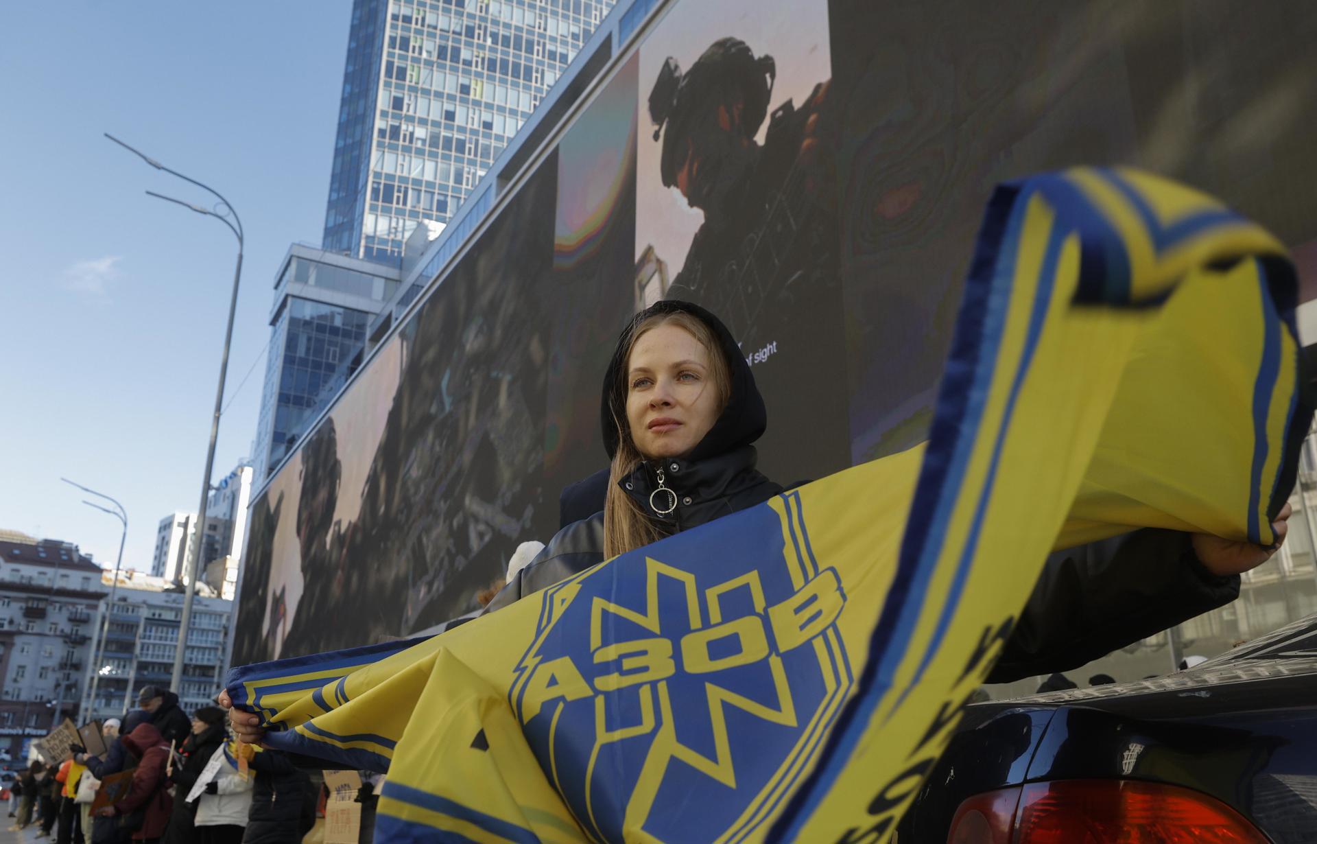 EUA retiram o veto que impedia entrega de armas ao Batalhão Azov da Ucrânia